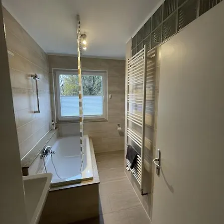 Ferienwohnung In Zentraler Lage Naehe Bahnhof Mit 3 Schlafzimmern, Wohnzimmer, Kueche, Bad, Gaeste-Wc Und Grossem Balkon, Parkplaetze Vorhanden Wilhelmshaven Extérieur photo