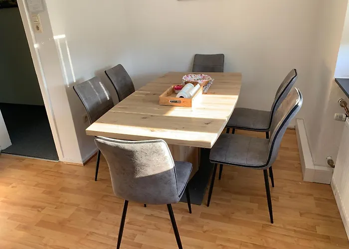 Ferienwohnung In Zentraler Lage Naehe Bahnhof Mit 3 Schlafzimmern, Wohnzimmer, Kueche, Bad, Gaeste-Wc Und Grossem Balkon, Parkplaetze Vorhanden