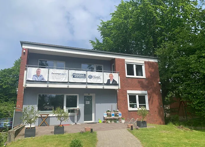 Ferienwohnung In Zentraler Lage Naehe Bahnhof Mit 3 Schlafzimmern, Wohnzimmer, Kueche, Bad, Gaeste-Wc Und Grossem Balkon, Parkplaetze Vorhanden