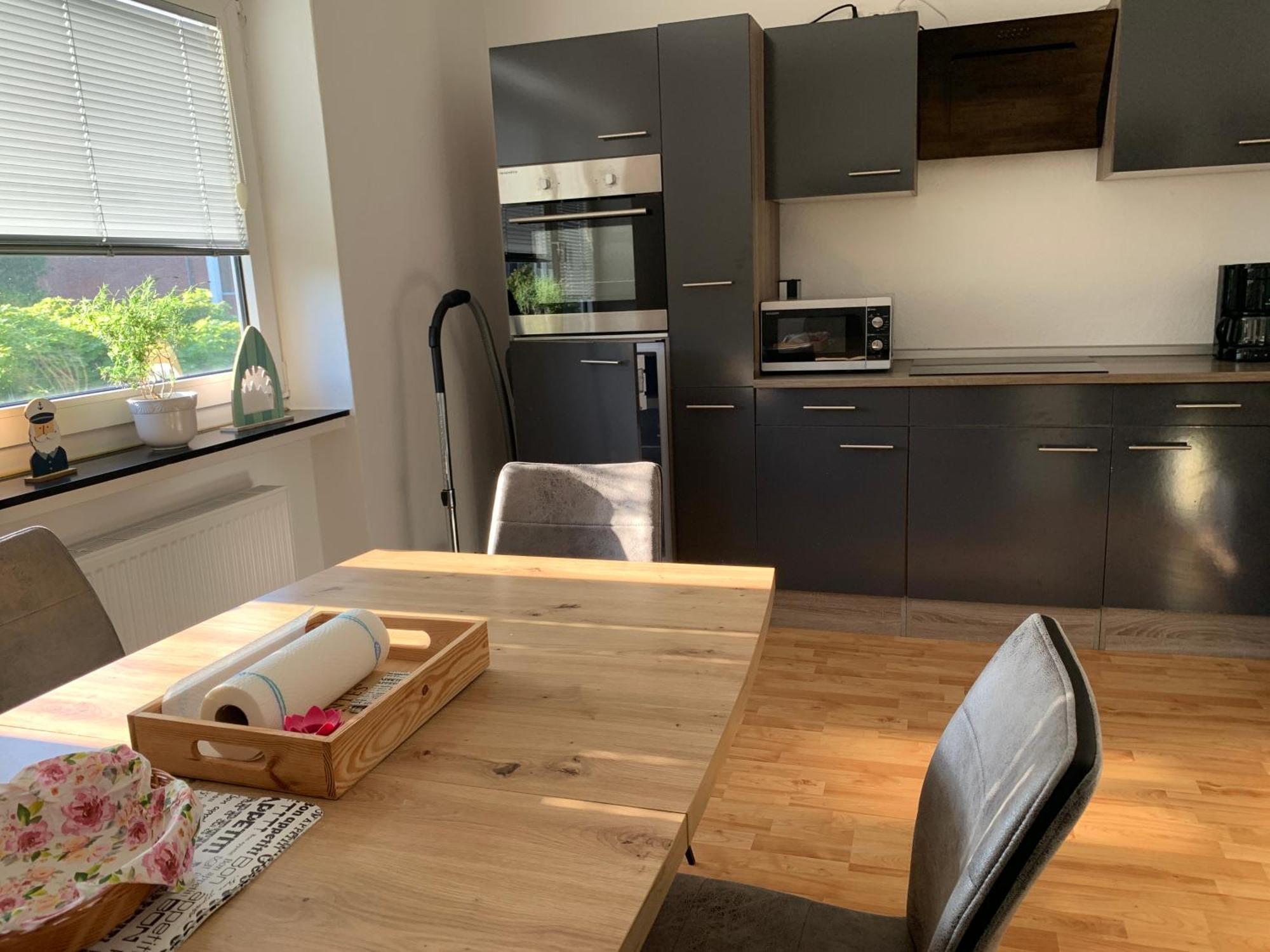 Apartment Bahnhofsnähe: Zentrale 3-zimmer Mit Balkon