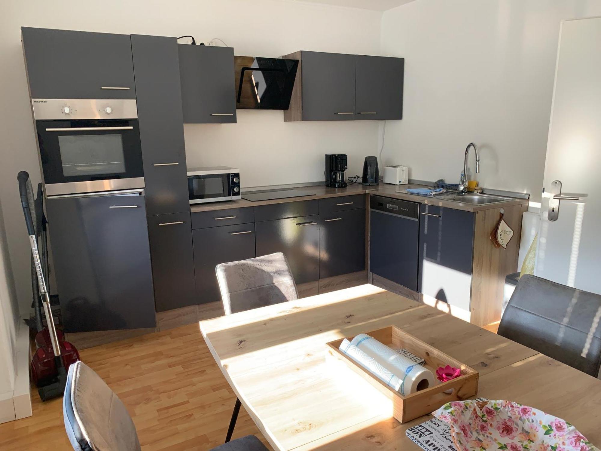 Bahnhofsnähe: Zentrale 3-zimmer Mit Balkon Apartment *